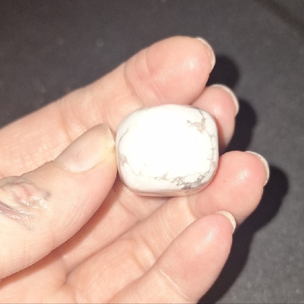 Howlite Tumble Stone - Picture 9 of 9